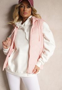 Renee - Różowa Kamizelka z Odpinanym Kapturem Ozdobiona Pikowanym Wzorem Saritha. Okazja: na co dzień, na spacer. Kolor: różowy. Materiał: jeans. Wzór: aplikacja. Styl: casual, elegancki #3
