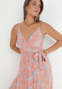 Born2be - Różowa Sukienka Komley. Kolor: różowy. Materiał: materiał, wiskoza. Długość rękawa: na ramiączkach. Wzór: nadruk. Typ sukienki: kopertowe. Długość: maxi #2