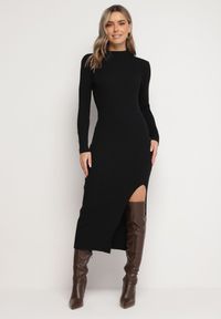 Born2be - Czarna Prążkowana Maxi Sukienka z Wiskozą Ozdobiona Guzikami i Rozcięciem Pollare. Kolor: czarny. Materiał: prążkowany, wiskoza. Wzór: aplikacja. Sezon: zima. Długość: maxi #1
