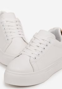 Born2be - Biało-Złote Sneakersy na Płaskiej Podeszwie z Okrągłym Noskiem Azethia. Okazja: na co dzień. Nosek buta: okrągły. Kolor: biały. Obcas: na płaskiej podeszwie