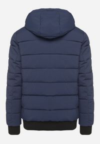 Born2be - Granatowa Pikowana Kurtka z Odpinanym Kapturem i Kieszeniami Savantria. Okazja: na co dzień. Kolor: niebieski. Materiał: jeans. Długość rękawa: długi rękaw. Długość: długie. Styl: casual, elegancki #3