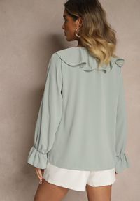Renee - Jasnozielona Bluzka Ozdobiona Falbanką Tananissa. Kolor: zielony. Wzór: aplikacja. Styl: klasyczny, elegancki