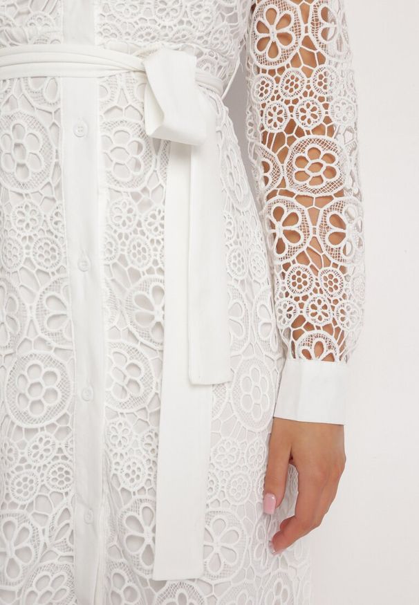 Born2be - Biała Koszulowa Rozkloszowana Sukienka Midi z Paskiem i Ozdobną Koronką oraz Guzikami Casuva. Okazja: na imprezę. Kolor: biały. Materiał: koronka. Wzór: koronka. Typ sukienki: koszulowe. Styl: elegancki, klasyczny, wizytowy. Długość: midi