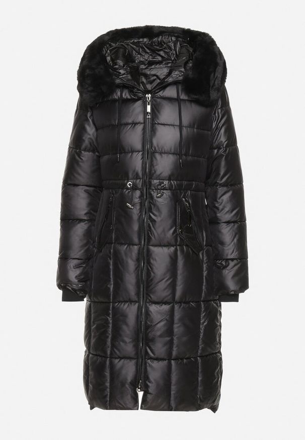 Born2be - Czarna Pikowana Kurtka z Kapturem z Futerkiem z Możliwością Odpięcia Ściągana w Talii Ravanna. Okazja: na co dzień. Typ kołnierza: kaptur. Kolor: czarny. Materiał: futro. Styl: elegancki, casual