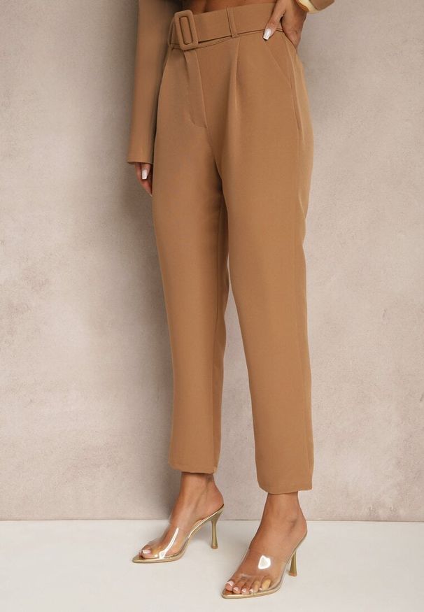 Renee - Brązowe Spodnie z Paskiem Eudeaa. Kolor: brązowy. Materiał: materiał. Długość: długie. Wzór: jednolity. Styl: elegancki