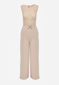 Renee - Jasnobeżowy Kombinezon z Prostymi Nogawkami z Metalową Ozdobą w Talii Lannrive. Okazja: na co dzień. Kolor: beżowy. Wzór: aplikacja. Styl: klasyczny, casual #5