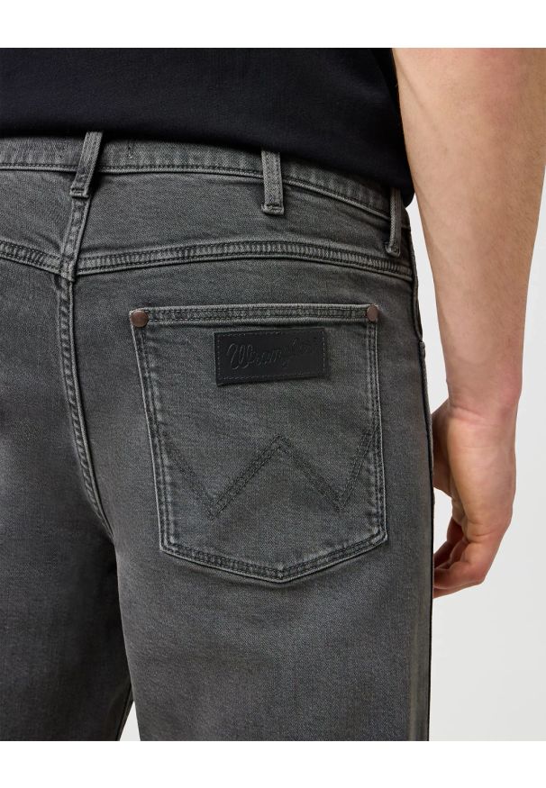 Męskie Spodnie Jeansowe Wrangler Loose Straight Sandstorm 112371017