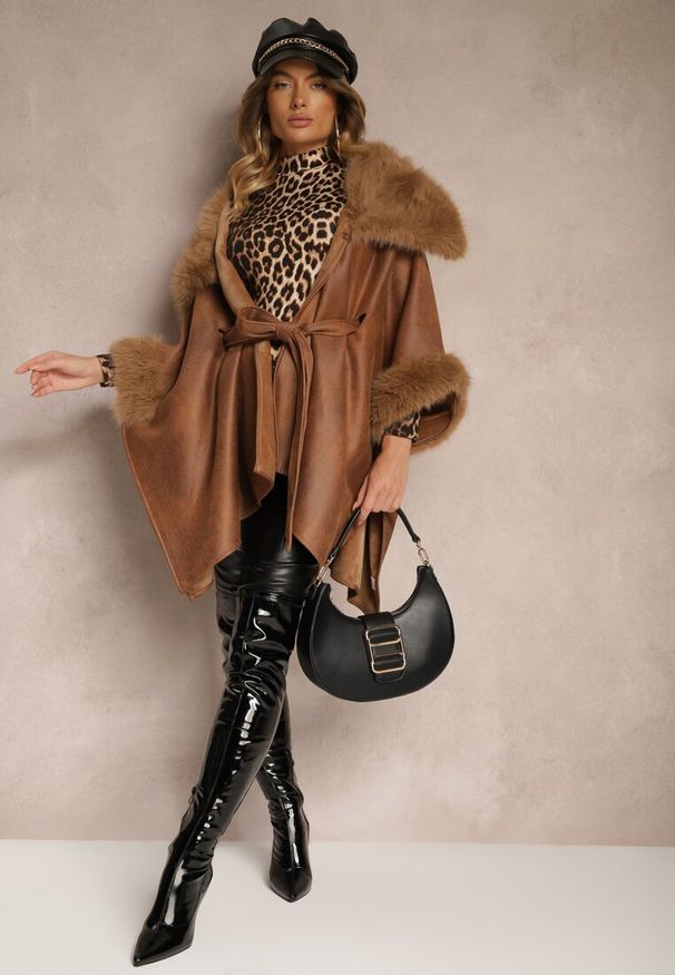 Renee - Brązowy Płaszcz Ozdobiony Futerkiem z Wycięciami Wiązany w Pasie Toriadia. Kolor: brązowy. Materiał: futro. Długość rękawa: długi rękaw. Długość: długie. Wzór: aplikacja. Styl: elegancki