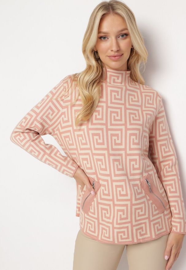 Born2be - Różowy Sweter z Półgolfem o Geometrycznym Wzorze i Ozdobnymi Suwakami Waqaia. Kolor: różowy. Materiał: dzianina. Wzór: geometria. Sezon: jesień, zima