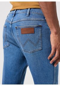 Wrangler - WRANGLER GREENSBORO MĘSKIE SPODNIE JEANSOWE DŻINSY GARNER BLUE 112350836 W15Q018009