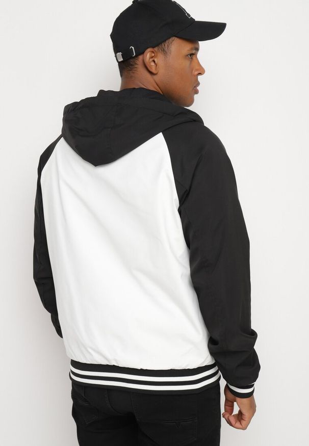 Born2be - Biało-Czarna Dwustronna Kurtka Bomberka z Kapturem Ozdobiona Paskami i Napisami Mevalora. Okazja: na co dzień. Typ kołnierza: kaptur. Kolor: biały. Materiał: jeans, skóra. Wzór: napisy, aplikacja. Styl: casual, klasyczny, elegancki