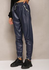 Renee - Granatowe Spodnie z Imitacji Skóry z Gumką w Talii Kadni. Kolor: niebieski. Materiał: skóra. Sezon: jesień, zima #4