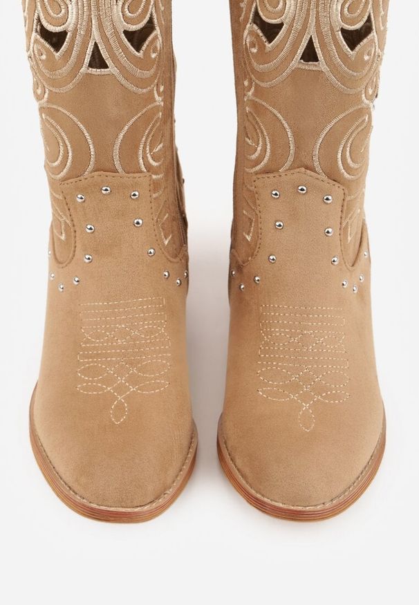 Renee - Ciemnobeżowe Ażurowe Botki Kowbojki VICES na Stożku Zdobione Nitami Sennatea. Okazja: na spacer. Kolor: beżowy. Materiał: jeans, zamsz. Wzór: aplikacja, ażurowy. Sezon: lato. Obcas: na stożku. Styl: boho, elegancki. Wysokość obcasa: średni