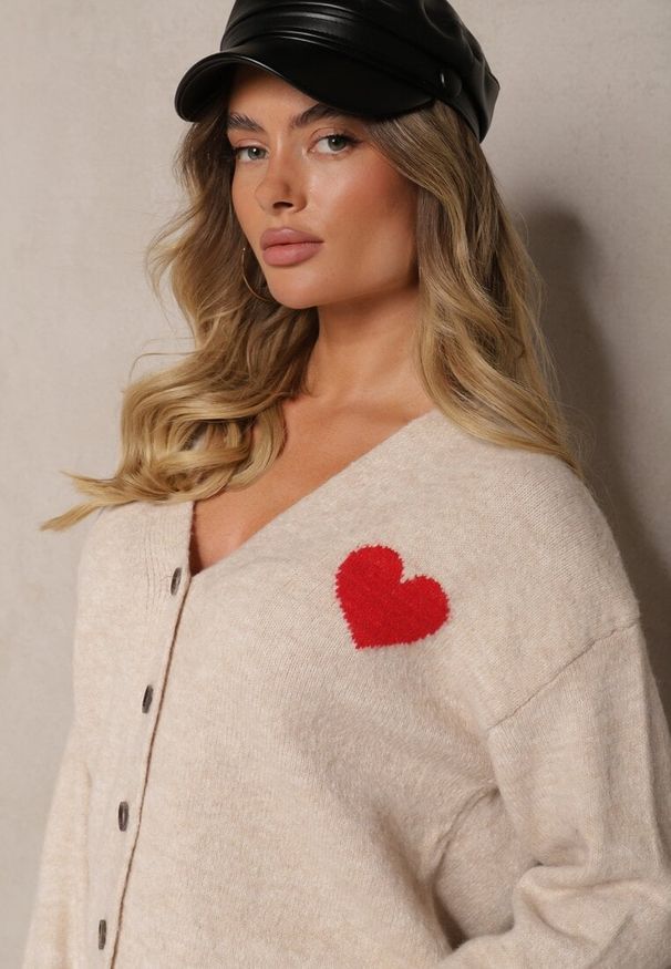 Renee - Beżowy Rozpinany Kardigan Ozdobiony Sercem Miathia. Okazja: na co dzień. Typ kołnierza: dekolt w kształcie V. Kolor: beżowy. Materiał: jeans. Wzór: aplikacja. Styl: elegancki, casual