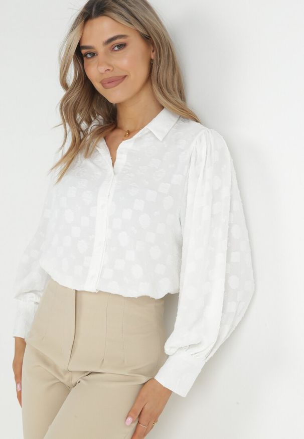 Born2be - Biała Koszula z Guzikami i Kołnierzem Noleito. Okazja: na co dzień. Typ kołnierza: dekolt w kształcie V, kołnierzyk klasyczny. Kolor: biały. Materiał: jeans. Styl: casual, elegancki, klasyczny