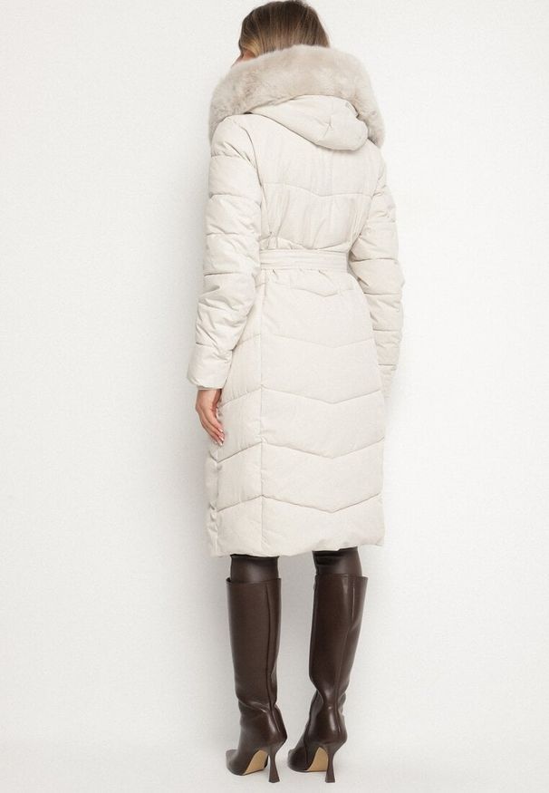 Born2be - Biała Pikowana Kurtka z Futerkowym Obszyciem i Paskiem Samiria. Okazja: na co dzień, do pracy, na spotkanie biznesowe. Kolor: biały. Materiał: poliester, dzianina, jeans, futro. Styl: biznesowy, klasyczny, casual