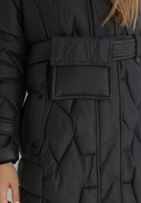 Born2be - Czarna Kurtka z Paskiem i Saszetką Pikowana Długa Phinare. Kolor: czarny. Materiał: materiał. Długość: długie. Wzór: aplikacja #5