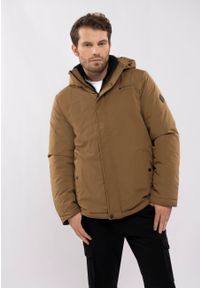 Volcano - Ciepła kurtka J-DOLOMIT. Okazja: na co dzień. Typ kołnierza: kołnierzyk stójkowy. Kolekcja: plus size. Kolor: beżowy. Długość: długie. Wzór: gładki. Materiał: dresówka, materiał, polar. Sezon: zima. Styl: casual #1