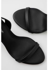 Calvin Klein sandały skórzane Essentia kolor czarny. Zapięcie: klamry. Kolor: czarny. Materiał: skóra. Wzór: gładki. Obcas: na obcasie. Wysokość obcasa: średni