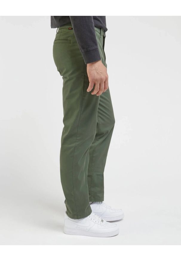 Lee - MESKIE SPODNIE REGULAR CHINO OLIVE GROVE 112342928