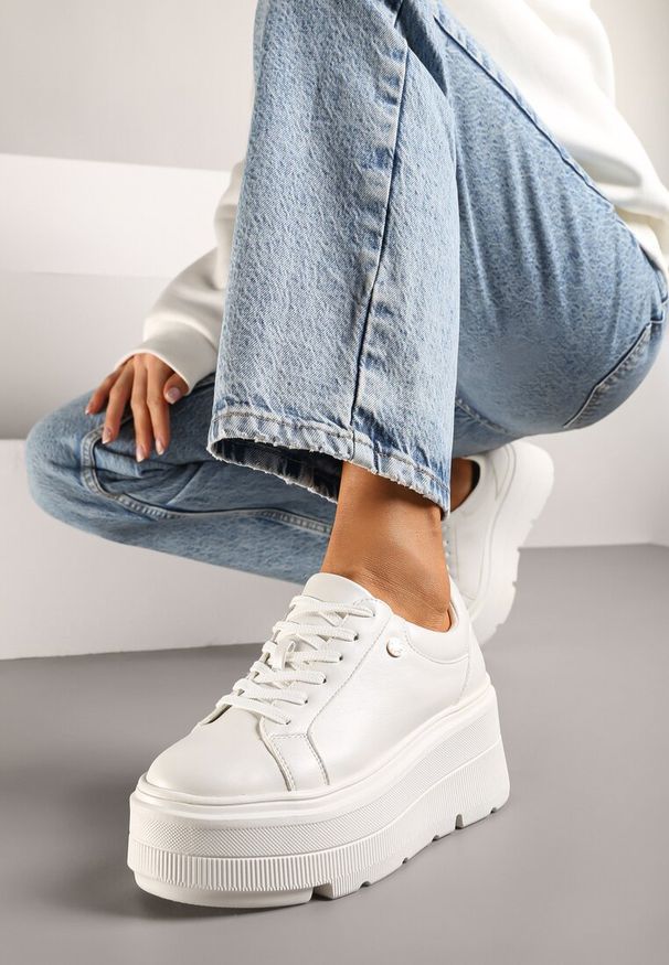 Born2be - Białe Sneakersy Vices na Platformie Miriri. Okazja: na co dzień. Zapięcie: sznurówki. Kolor: biały. Materiał: jeans. Obcas: na platformie