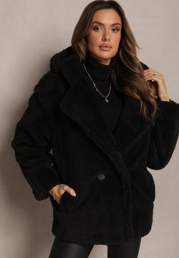 Renee - Czarna Futerkowa Kurtka Teddy z Kapturem z Wsuwanymi Kieszeniami Gerovia. Okazja: na co dzień. Typ kołnierza: kaptur. Kolor: czarny. Materiał: jeans. Styl: elegancki, casual