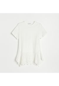 Reserved - Bluzka z ażurową falbaną - Biały. Kolor: biały. Wzór: ażurowy #1