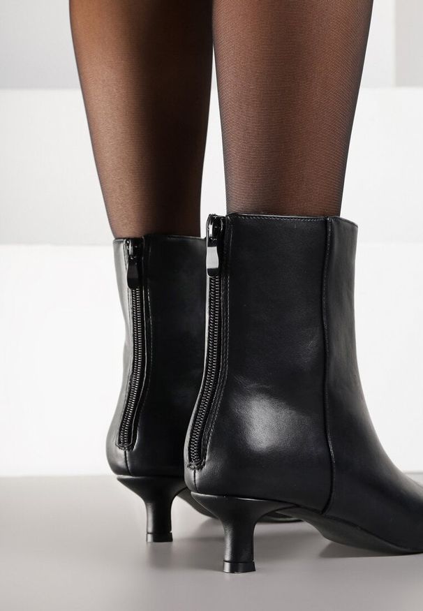 Born2be - Czarne Botki Vices na Obcasie Typu Kaczuszka Falessia. Okazja: na spotkanie biznesowe, na co dzień. Kolor: czarny. Obcas: na obcasie. Styl: elegancki, casual, klasyczny, biznesowy. Wysokość obcasa: średni