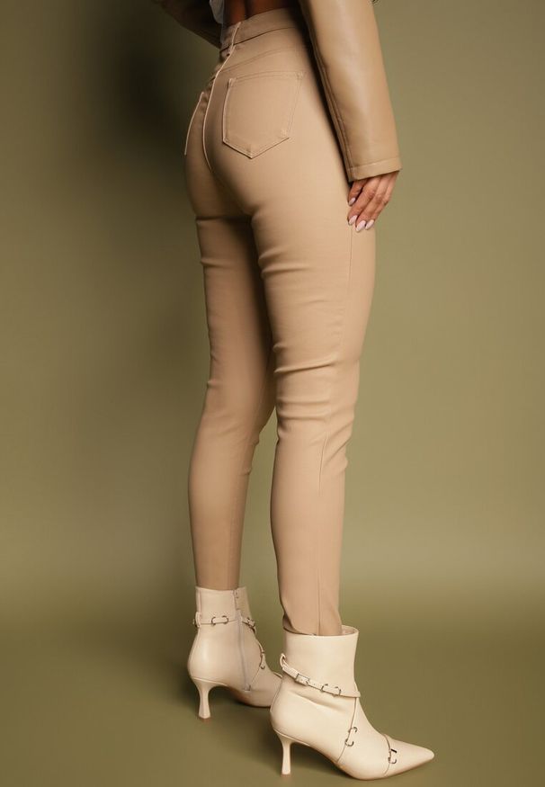 Renee - Ciemnobeżowe Modelujące Spodnie z Ekoskóry o Fasonie Skinny Caetana. Okazja: na co dzień. Kolor: beżowy. Styl: elegancki, casual