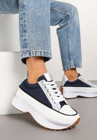 Renee - Granatowe Sneakersy na Tłoczonej Platformie w Streetwearowym Stylu Hanerith. Okazja: na co dzień. Nosek buta: okrągły. Kolor: niebieski. Materiał: satyna, jeans. Obcas: na platformie #5