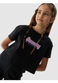 4F JUNIOR - T-shirt crop top z bawełny organicznej dziewczęcy - czarny. Okazja: na co dzień. Kolor: czarny. Materiał: bawełna. Długość rękawa: krótki rękaw. Długość: krótkie. Wzór: ze splotem, napisy, nadruk, gładki. Sezon: lato. Styl: casual, sportowy