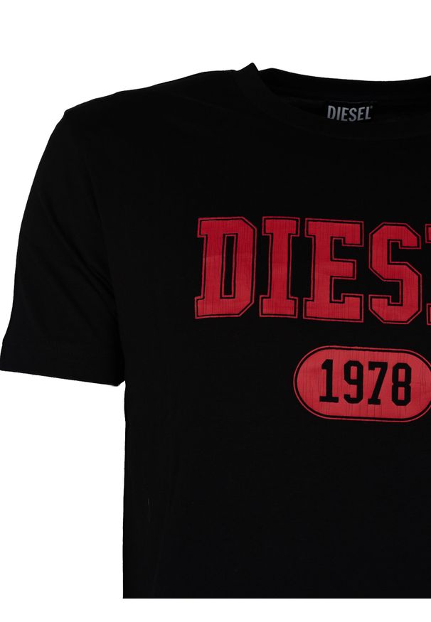 Diesel T-Shirt "Diegor" | A03824-0GRAI | Mężczyzna | Czarny. Okazja: na co dzień. Kolor: czarny. Materiał: bawełna. Długość: długie. Wzór: aplikacja, jednolity, nadruk. Styl: elegancki, casual