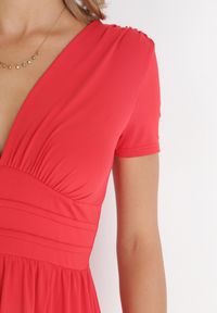 Born2be - Czerwona Rozkloszowana Sukienka Maxi z Głębokim Dekoltem z Rozcięciem Wyla. Kolor: czerwony. Długość rękawa: krótki rękaw. Sezon: wiosna, lato. Długość: maxi #5