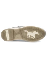 Szare Sneakersy Mustang Modne Obuwie Męskie. Okazja: na spacer, na co dzień. Zapięcie: sznurówki. Kolor: szary. Materiał: materiał, skóra ekologiczna, jeans. Styl: street, elegancki, casual, klasyczny, sportowy #5