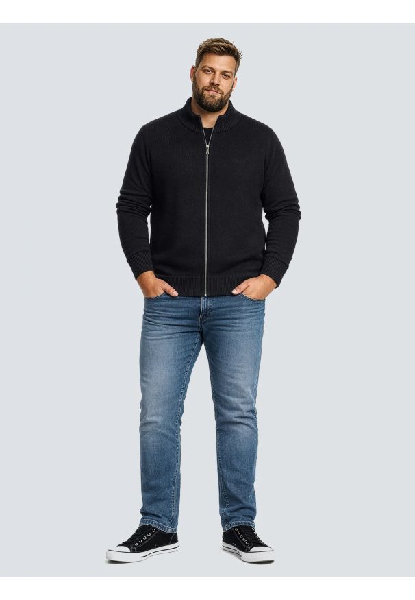 Big-Star - Sweter męski rozpinany ze stójką czarny Anton 906. Okazja: na co dzień. Typ kołnierza: kołnierzyk stójkowy. Kolor: czarny. Materiał: dzianina, bawełna. Wzór: haft, ze splotem. Styl: casual, elegancki, sportowy, klasyczny