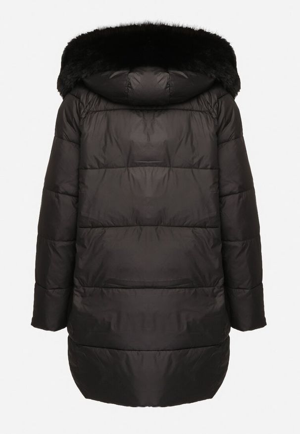 Born2be - Czarna Pikowana Kurtka o Pudełkowym Kroju z Odpinanym Futerkiem i Ozdobnym Suwakiem Hedilina. Okazja: na co dzień, na spacer. Typ kołnierza: kaptur. Kolor: czarny. Materiał: futro. Długość rękawa: długi rękaw. Długość: długie. Styl: casual, elegancki