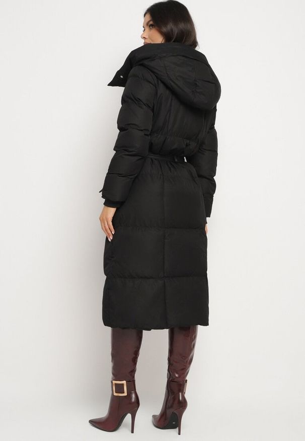 Born2be - Czarna Długa Kurtka Pikowana z Kapturem i Wysokim Kołnierzem Wiązana w Talii Zevrira. Okazja: na co dzień. Typ kołnierza: kaptur. Kolor: czarny. Materiał: jeans, materiał. Długość: długie. Styl: klasyczny, casual, elegancki, sportowy