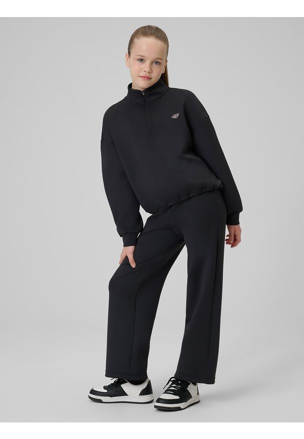4f - 4F Bluza sportowa regular bez kaptura dziewczęca - czarna 122/128 (6-8 lat). Okazja: na co dzień, na uczelnię. Typ kołnierza: bez kaptura. Kolor: czarny. Materiał: dzianina. Sezon: lato. Styl: sportowy