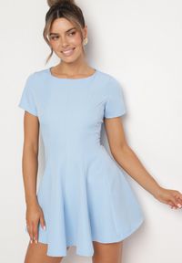 Born2be - Jasnoniebieska Rozkloszowana Sukienka z Krótkim Rękawem i Ozdobnymi Przeszyciami Meporea. Okazja: na co dzień. Kolor: niebieski. Długość rękawa: krótki rękaw. Styl: klasyczny, casual, elegancki #5