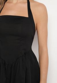 Born2be - Czarna Bawełniana Sukienka Rozkloszowana na Szyję Kolaniela. Okazja: na co dzień. Kolor: czarny. Materiał: bawełna. Sezon: wiosna. Typ sukienki: proste. Styl: casual, elegancki #5