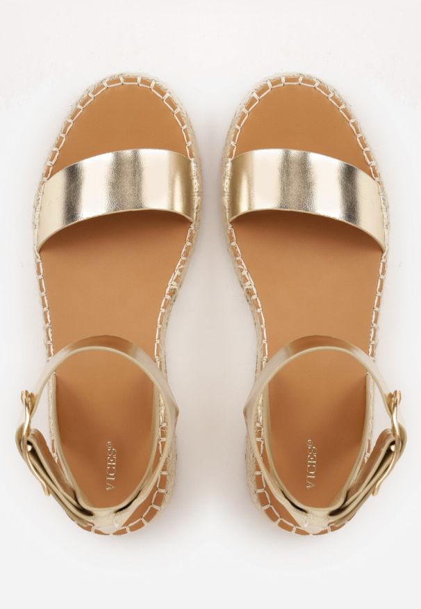 Born2be - Złote Sandały VICES na Niskim Koturnie z Plecionki z Paskiem Wokół Kostki Tetea. Okazja: na co dzień. Zapięcie: pasek. Kolor: złoty. Materiał: len. Sezon: lato. Obcas: na koturnie. Styl: klasyczny, casual