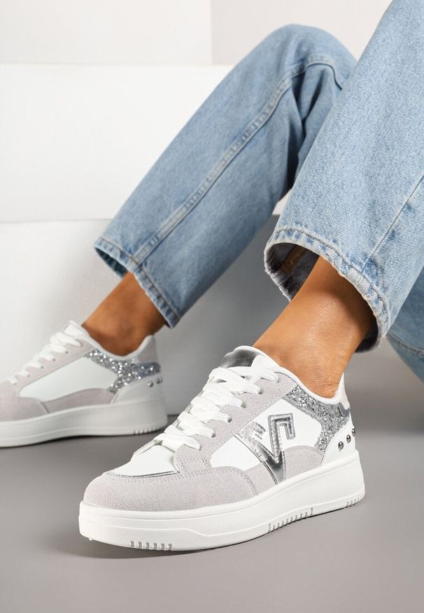 Born2be - Biało-Szare Sneakersy z Brokatem i Metalicznymi Ozdobami Pillara. Okazja: na co dzień. Nosek buta: okrągły. Kolor: biały. Materiał: jeans. Wzór: aplikacja. Sezon: lato, wiosna. Obcas: na płaskiej podeszwie