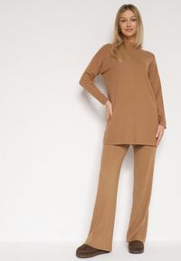 Born2be - Brązowy Prążkowany Komplet Dzianinowy z Bawełną Sweter z Półgolfem i Spodnie Elweda. Kolor: brązowy. Materiał: prążkowany, bawełna, dzianina #3