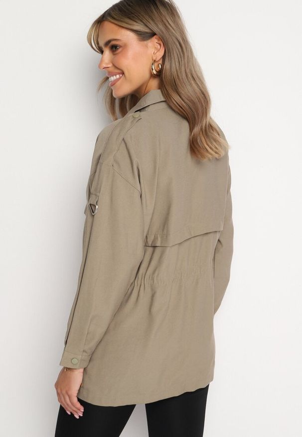 Born2be - Beżowa Kurtka Parka z Bawełną Ściągana w Pasie Troczkiem Zapinana na Napy Velethra. Okazja: na co dzień. Kolor: beżowy. Materiał: bawełna. Styl: casual