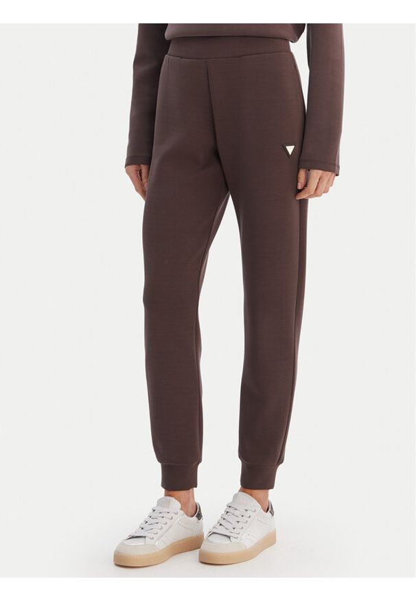 Guess Spodnie dresowe V4YB08 KCAY2 Brązowy Regular Fit. Kolor: brązowy. Materiał: syntetyk