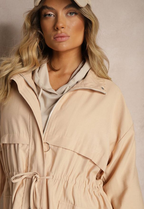 Renee - Ciemnobeżowa Kurtka Parka z Dodatkiem Bawełny Wykończona Troczkami Zapinana na Napy Velona. Okazja: na co dzień. Kolor: beżowy. Materiał: bawełna. Styl: casual, elegancki