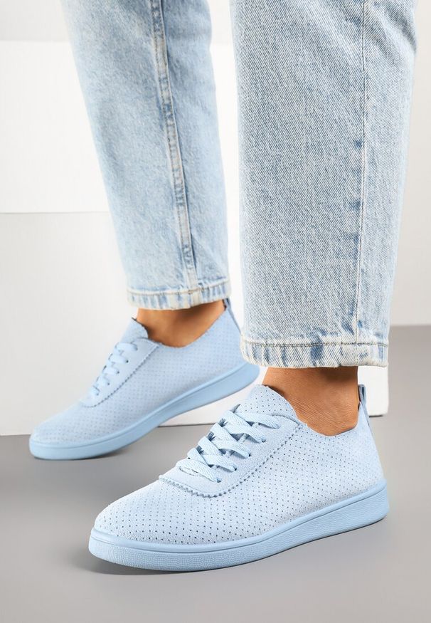 Renee - Jasnoniebieskie Tenisówki z Perforowaną Cholewką Ellivene. Kolor: niebieski. Materiał: jeans. Szerokość cholewki: normalna