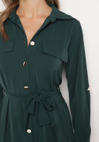 Born2be - Ciemnozielona Koszulowa Sukienka z Eleganckimi Guzikami i Wiązanym Paskiem w Talii Kortella. Okazja: na co dzień, na spotkanie biznesowe. Typ kołnierza: dekolt w serek. Kolor: zielony. Długość rękawa: długi rękaw. Typ sukienki: koszulowe. Styl: elegancki #5