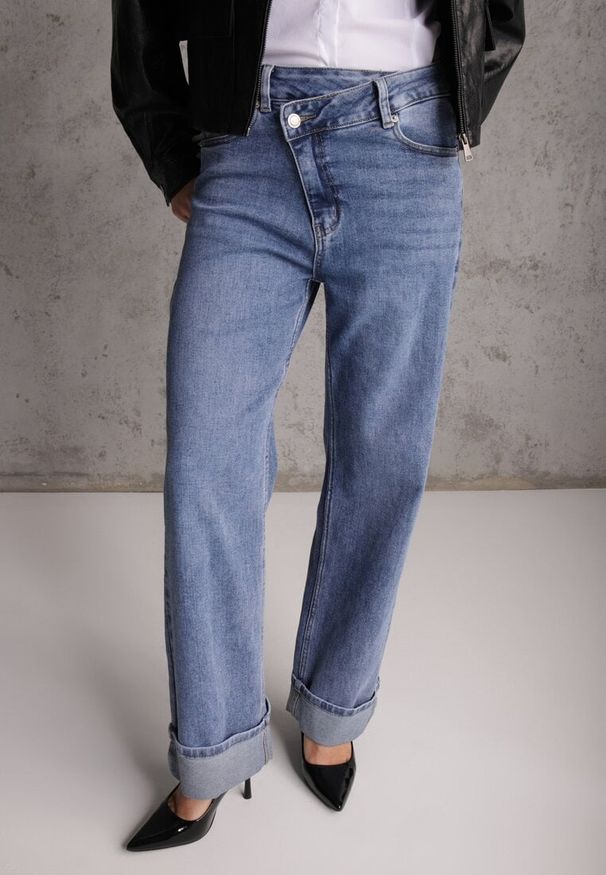 Renee - Niebieskie Asymetryczne Jeansy z Bawełny z Podwiniętymi Nogawkami Kenavia. Okazja: na spacer, na co dzień. Kolor: niebieski. Styl: casual, elegancki