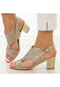 Beżowe sandały damskie na obcasie M.Daszyński 1954-24. Okazja: na co dzień, na imprezę. Kolor: beżowy. Materiał: skóra. Wzór: ażurowy. Sezon: wiosna, lato. Obcas: na obcasie. Styl: casual, elegancki, klasyczny, wizytowy. Wysokość obcasa: średni #1